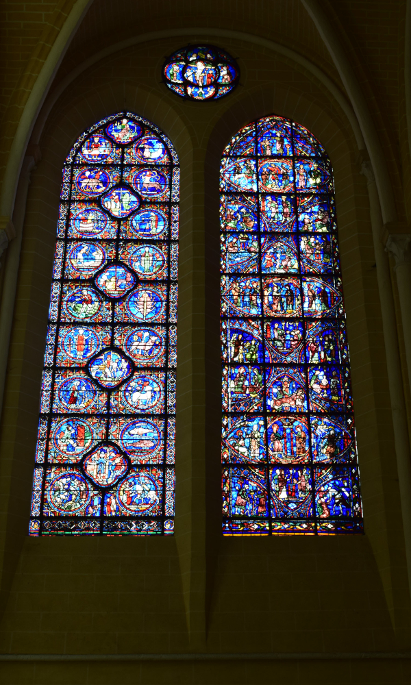 Kathedraal van Chartres, het zodiac-venster en het venster gewijd aan de maagd Maria